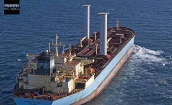 Le pétrolier Maersk Pelican vu par drone en pleine mer + logo