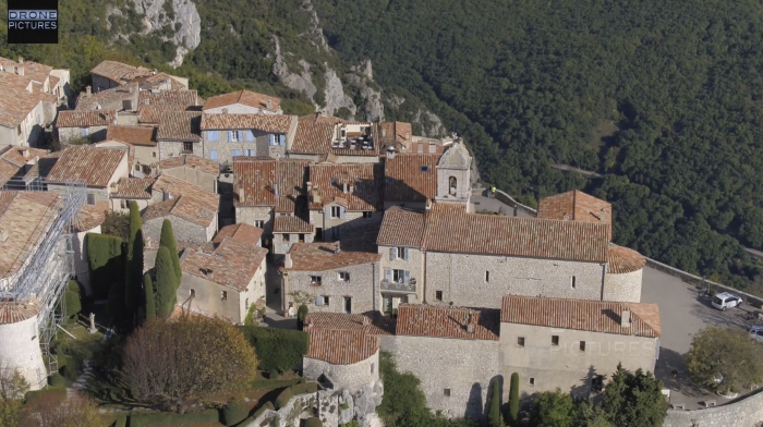 Vue aérienne du village de Gourdon, Alpes-Maritimes, prise de vue par drone © Drone-Pictures Marseille 