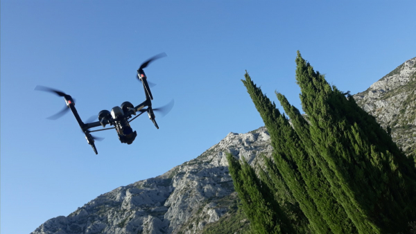 Drone I2 en vol à la Sainte-Victoire-Puyloubier-© Drone-Pictures