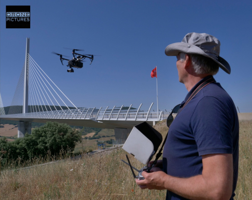 Pilote + drone Inspire 2 en vol Viaduc de Millau_1111473 © Drone-Pictures