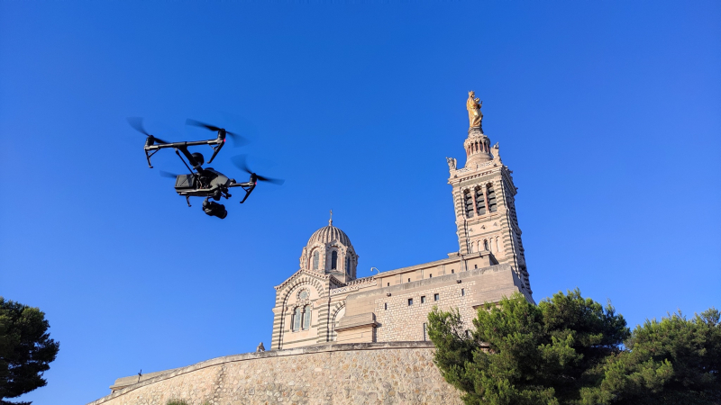 02-7 & 8 Juillet 2022 - Notre-Dame de la Garde, notre drone Inspire 2 en vol au lever du jour © Drone-Pictures