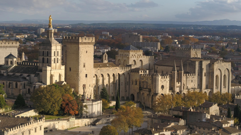 Vue Aérienne De La Cathédrale Des Doms Et Du Palais Des Papes, En Automne, Avignon, Vaucluse, France © Drone-Pictures