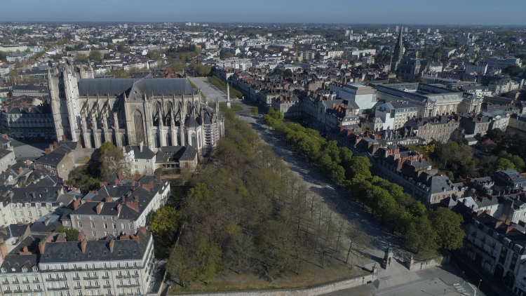Photo aerienne de la cathedrale Saint-Pierre Saint-Paul et le cours Saint-Pierre a Nantes, © FLYUP:HOsiHO