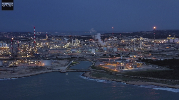 Vue aérienne d'une raffinerie Inéos à Martigues, Bouches-du-Rhône, prise de vue par drone © Drone-Pictures Marseille 