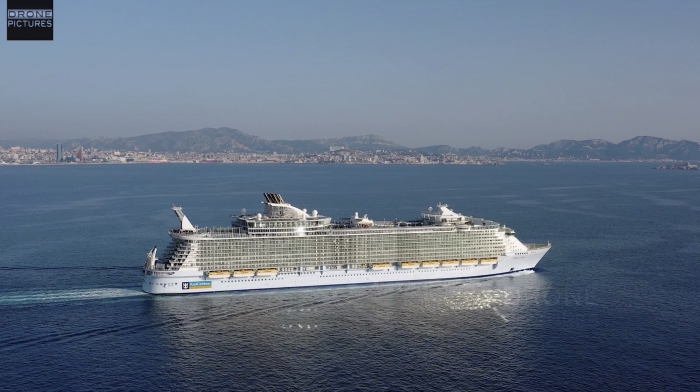 Vue aérienne d'un bateau de croisière quittant le port de Marseille, Mer Méditerrannée, photo par drone © Drone-Pictures