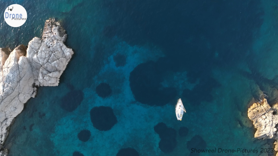 11 - Voilier dans une calanque aux îles du Frioul, Marseille, pour HOsiHO - Drone Pictures-00014039