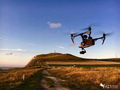 Photo lors d'un tournage drone publicité et cinéma Inspire 2 sur les falaises d'Etretat, Hauts de France